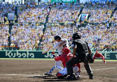　２回、左翼線に適時打二塁打を放つ近本（撮影・山口登）