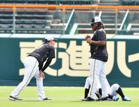 　大山（左）にファイティングポーズを取るミエセス（撮影・中田匡峻）