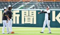 　ミエセス（左から２人目）とハイテンションで言葉を交わす森下（右）。左は中野（撮影・中田匡峻）
