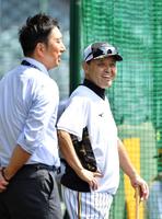 　藤川球児氏（左）と笑顔で練習を見守る岡田監督（撮影・中田匡峻）