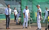 　談笑する（左から）藤川球児氏、岡田監督、平田ヘッドコーチ（撮影・中田匡峻）