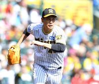 　２回、坂倉の一ゴロでベースカバーに走る大竹（撮影・中田匡峻）
