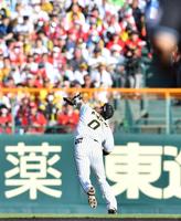 　７回、田中の打球を惜しくも捕れなかった遊撃手・木浪（撮影・中田匡峻）