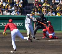 　２回、左翼へ適時二塁打を放つ大竹（撮影・神子素慎一）