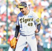 　６回、秋山を併殺打に打ち取り、ほえる大竹（撮影・中田匡峻）