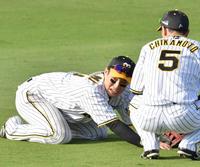 　７回、うずくまる木浪（撮影・神子素慎一）