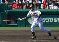 　２回、左翼へ適時二塁打を放つ大竹（撮影・神子素慎一）