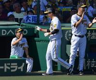 　２回、近本の適時打で生還した大竹を迎える岡田監督（撮影・神子素慎一）