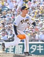 　７回、マクブルームに球速８２キロのスローボールを投げる大竹（撮影・立川洋一郎）