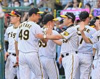 　７連勝を飾り大竹（４９）と笑顔でタッチを交わす岡田監督（撮影・立川洋一郎）