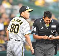　９回、桐敷から岩崎に投手交代を告げる岡田監督（左）＝撮影・中田匡峻