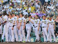 　７連勝を飾りナインとタッチを交わす岡田監督（８０）＝撮影・立川洋一郎