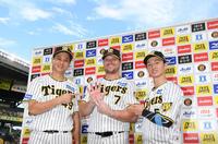 　Ｍ７となり、背番号「７」のノイジー（中央）を指さす大竹（左）と近本（撮影・中田匡峻）