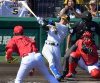 　２回、左翼へ２点適時二塁打を放つ近本（撮影・神子素慎一）