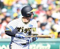 　２回、レフトへ２点適時二塁打を放つ近本（撮影・中田匡峻）