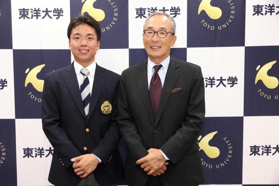 　阪神５位指名を受け、笑顔を見せる東洋大・村上（左）と杉本泰彦監督（提供・東洋大学）＝２０年１０月