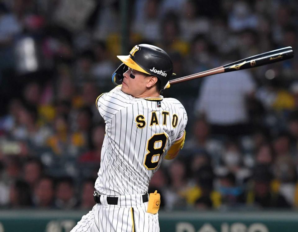 　２回、１８号ソロを放つ佐藤輝（撮影・北村雅宏）