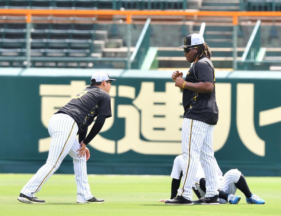 　大山（左）にファイティングポーズを取るミエセス（撮影・中田匡峻）