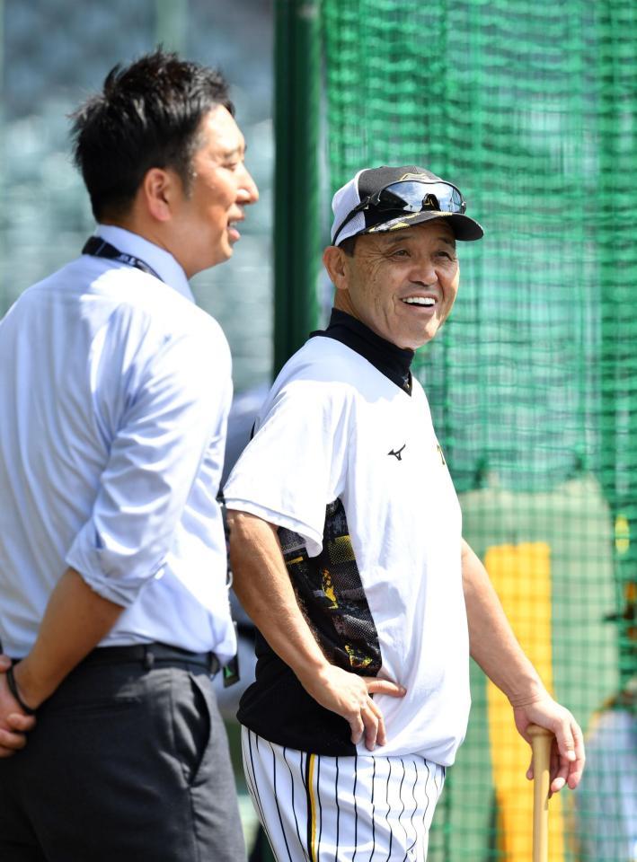　藤川球児氏（左）と笑顔で練習を見守る岡田監督（撮影・中田匡峻）