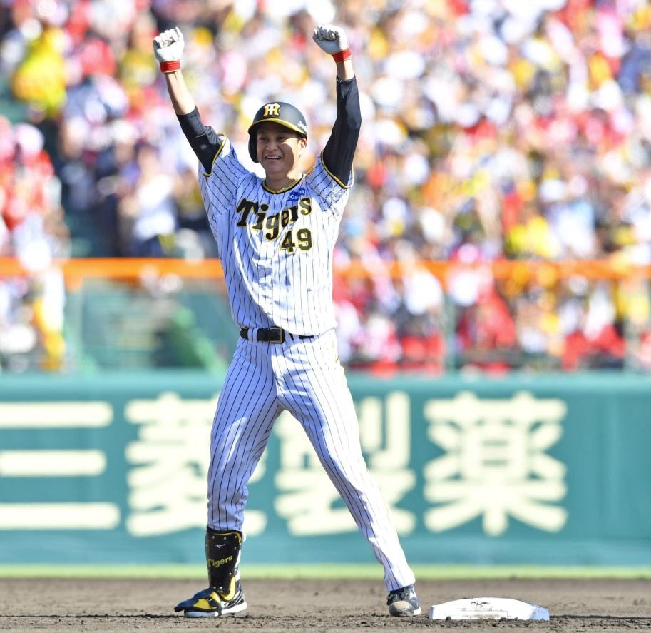 　２回、レフトへ適時二塁打を放ち、拳を突き上げる大竹（撮影・中田匡峻）