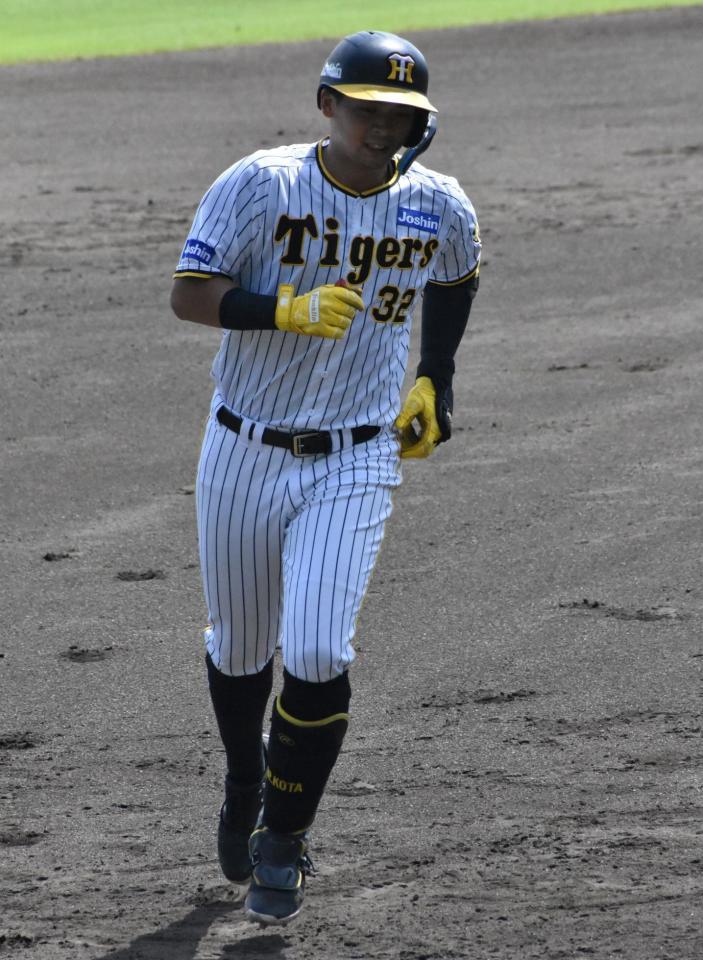 　１回、先制２ランを放ち、ダイヤモンドを一周する井上