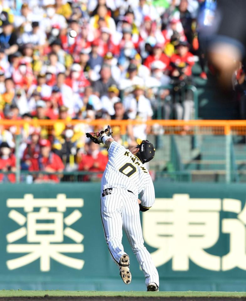 　７回、田中の打球を惜しくも捕れなかった遊撃手・木浪（撮影・中田匡峻）