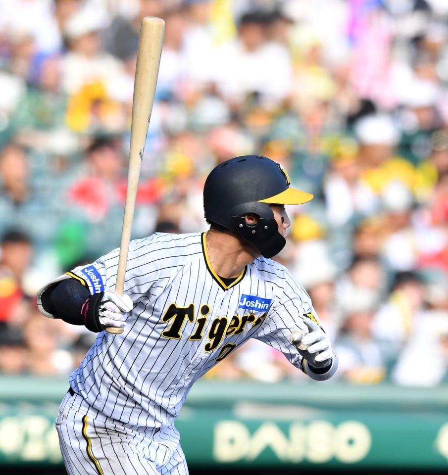 　６回、レフトへ二塁打を放つ木浪（撮影・中田匡峻）