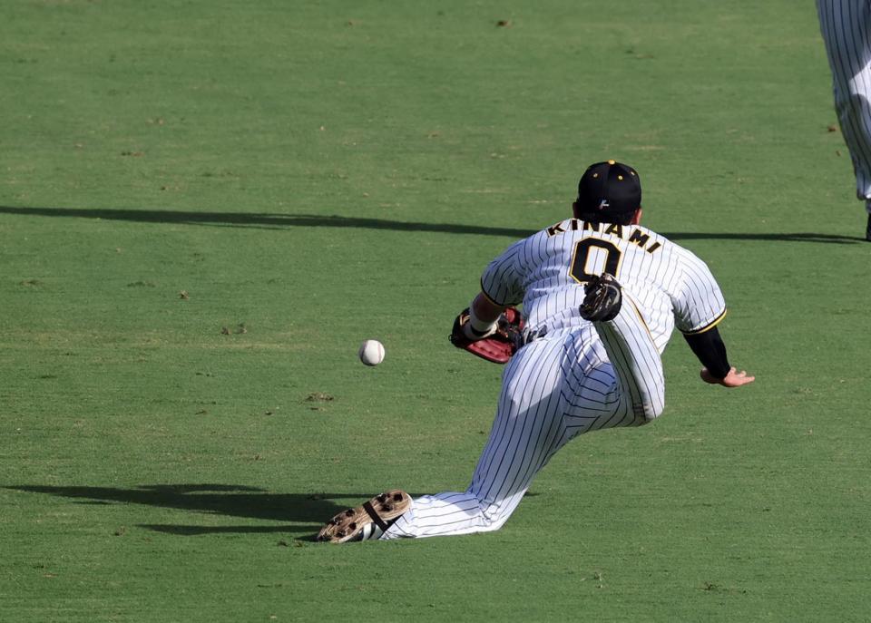 　７回、木浪は田中の飛球にダイブするも捕球できず（撮影・山口登）