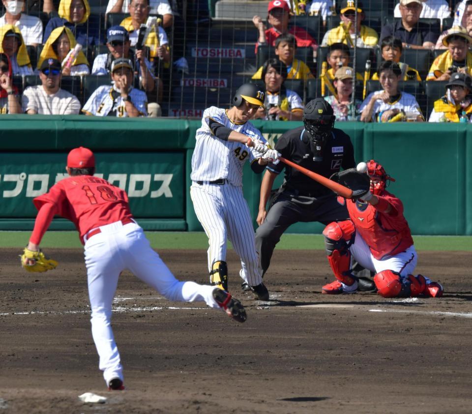 　２回、左翼へ適時二塁打を放つ大竹（撮影・神子素慎一）