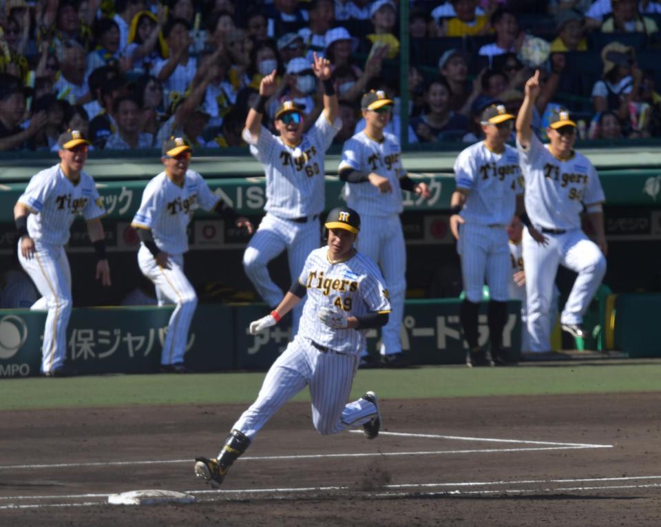 　２回、左翼へ適時二塁打を放つ大竹（撮影・神子素慎一）