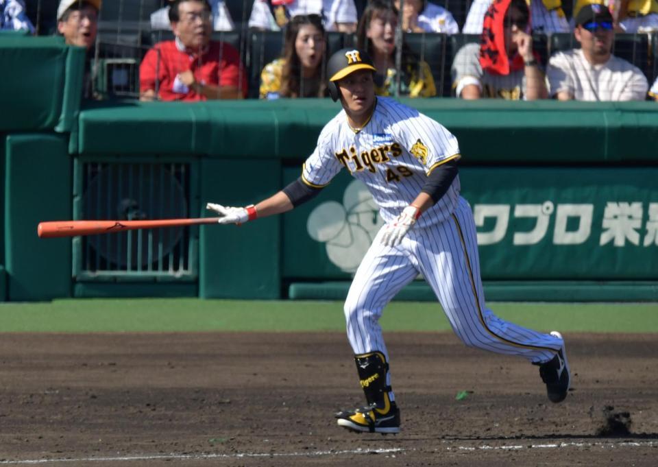 　２回、左翼へ適時二塁打を放つ大竹（撮影・神子素慎一）