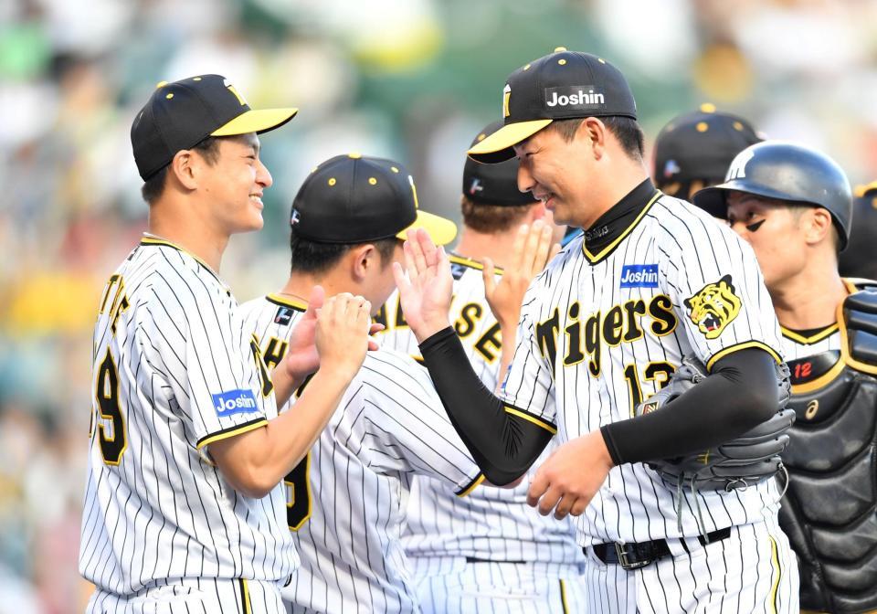 　岩崎（右）からウイニングボールを受け取り笑顔の大竹（撮影・中田匡峻）