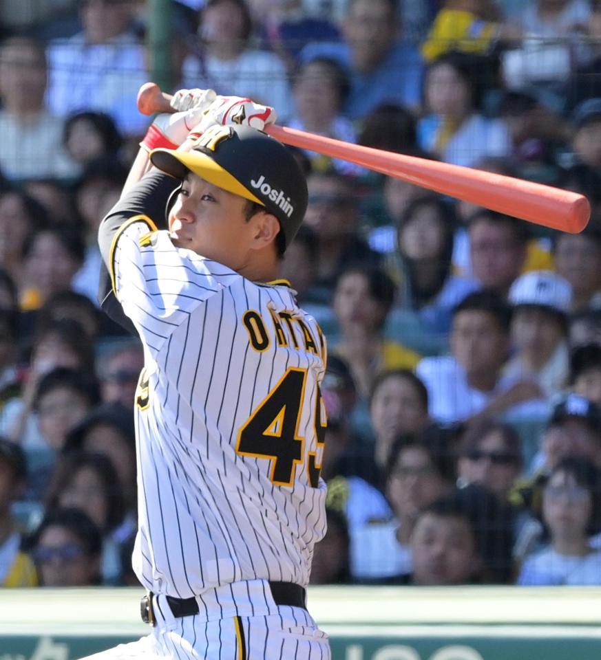 　２回、左翼へ適時二塁打を放つ大竹（撮影・立川洋一郎）