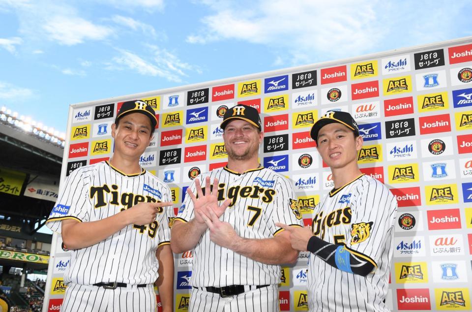 　Ｍ７となり、背番号「７」のノイジー（中央）を指さす大竹（左）と近本（撮影・中田匡峻）