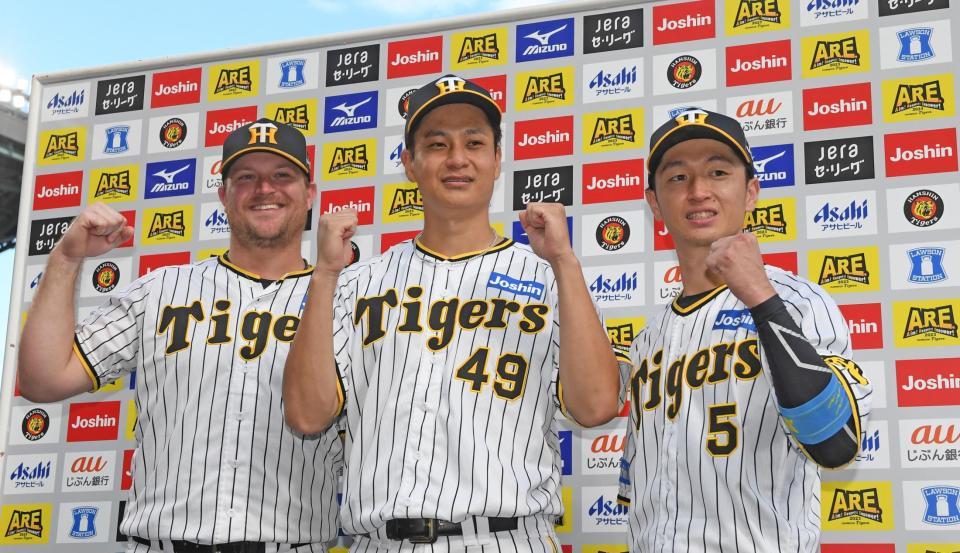 　お立ち台に上がった（左から）ノイジー、大竹、近本（撮影・中田匡峻）