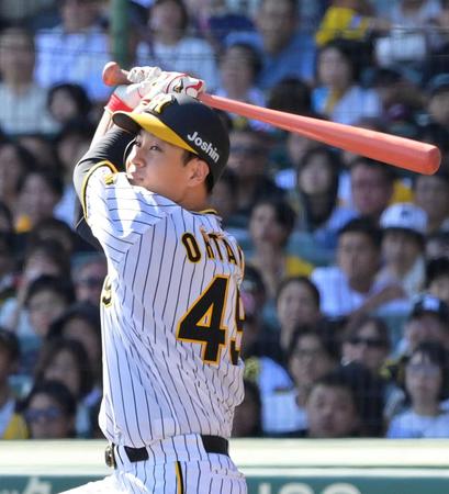 　２回、左翼線へ適時二塁打を放つ大竹