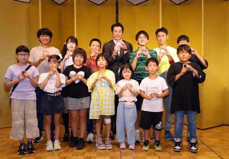 　親子観戦会を開き、子どもたちを写真に納まる岩田稔氏（撮影・山口登）