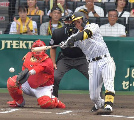 　６回、中前に同点適時打を放つ森下（撮影・神子素慎一）