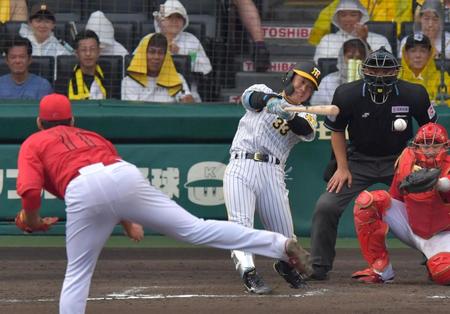 　８回、中前に勝ち越しとなる２点適時打を放つ糸原（撮影・神子素慎一）