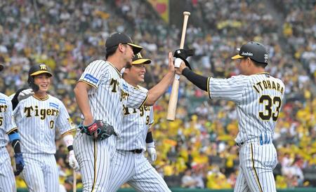 　８回、勝ち越し２点適時打を放った糸原（右）を迎える伊藤将（中央）ら阪神ナイン（撮影・中田匡峻）