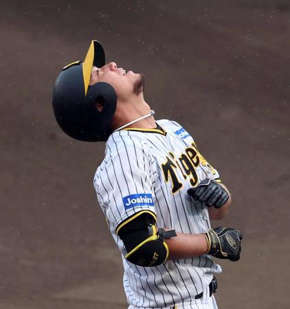 　７回、伊藤将は併殺に倒れ天を仰ぐ（撮影・山口登）