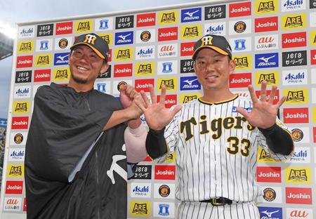 　お立ち台でお互いを祝福する伊藤将（左）と糸原（撮影・中田匡峻）