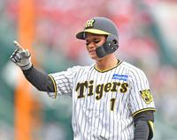 　６回、中前に同点適時打を放った森下（撮影・中田匡峻）