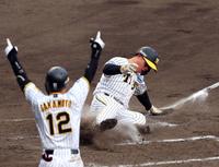 　８回、糸原の適時打で生還する森下（撮影・山口登）