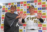 　お立ち台でお互いを祝福する伊藤将（左）と糸原（撮影・中田匡峻）