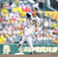 　８回、田中の打球を処理する伊藤将（撮影・中田匡峻）