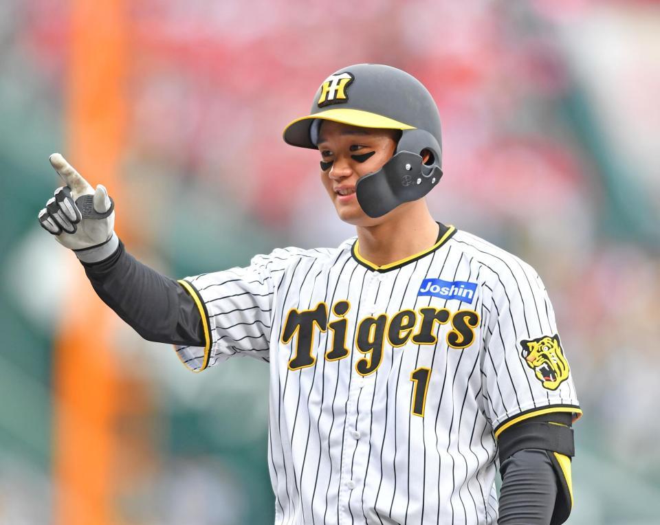 　６回、中前に同点適時打を放った森下（撮影・中田匡峻）