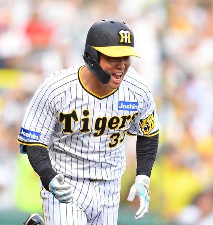 　８回、中前に勝ち越しの２点適時打を放ち、雄たけびを上げる糸原（撮影・中田匡峻）