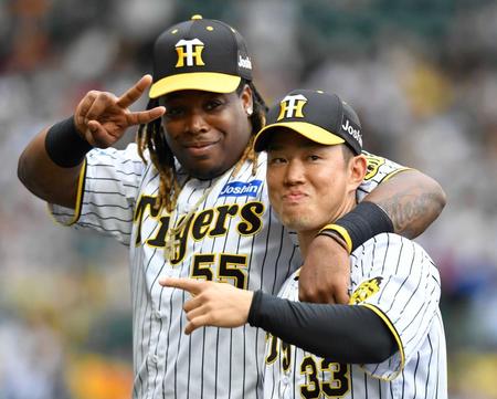 　ミエセス（左）と笑顔で引き揚げる糸原