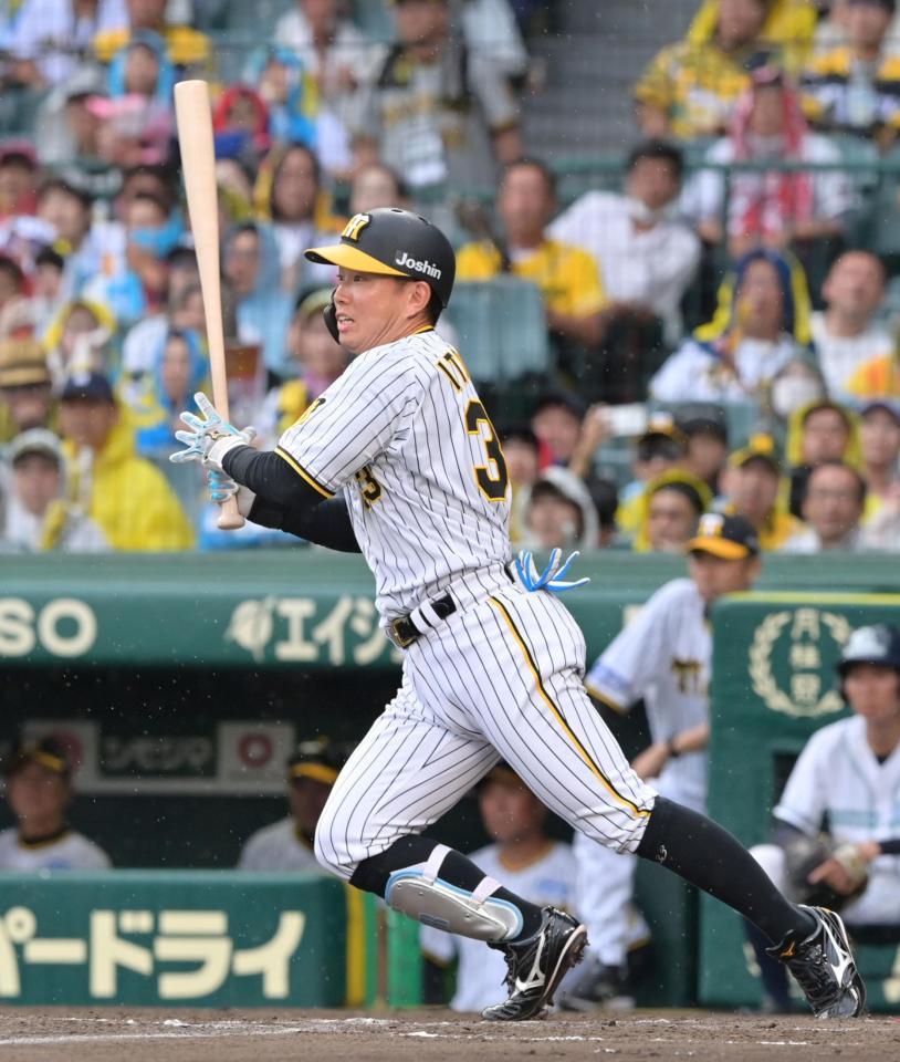 　８回、中前へ勝ち越しとなる２点適時打を放つ代打・糸原（撮影・立川洋一郎）